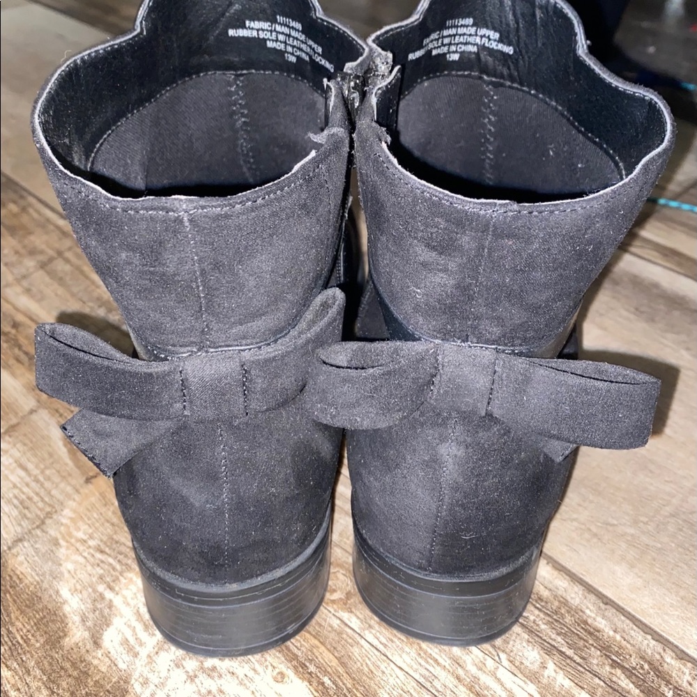 Women’s 13W Torrid ankle boots with bow. Cute!!